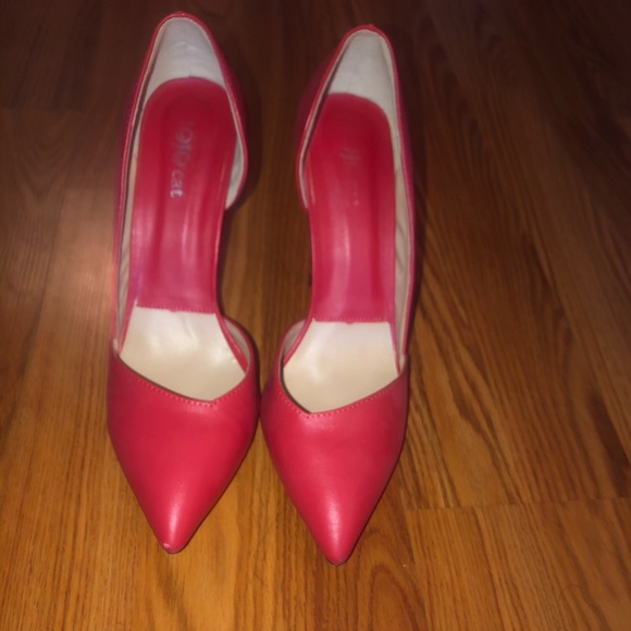 Red Pointed Toe Pumps - Picture 2 of 3